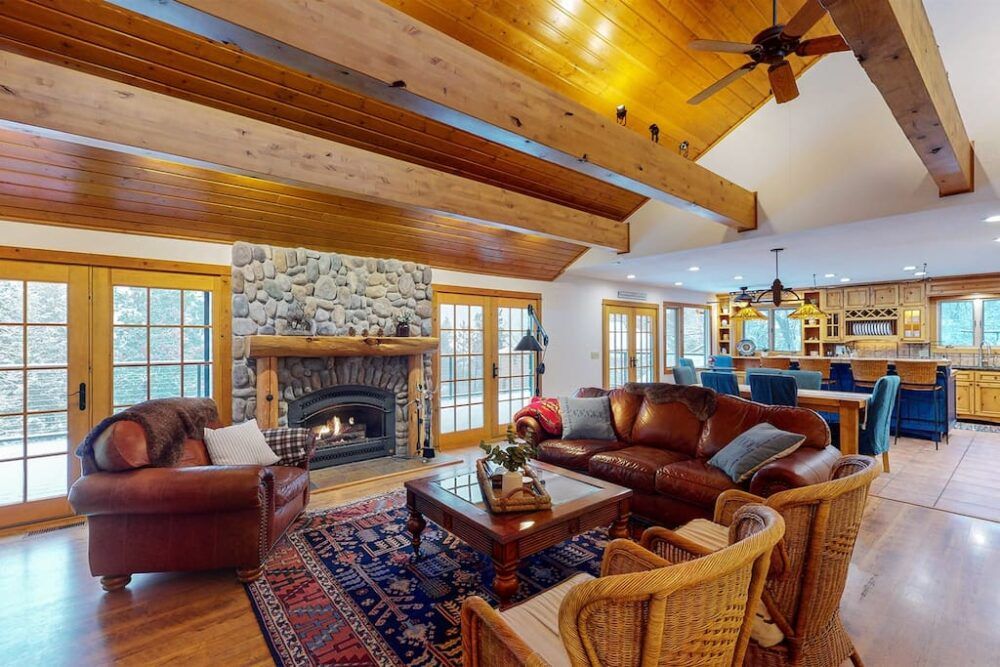 Hilltop Lodge - Beautiful Hayden Lake Home W/ Deck Main Image
